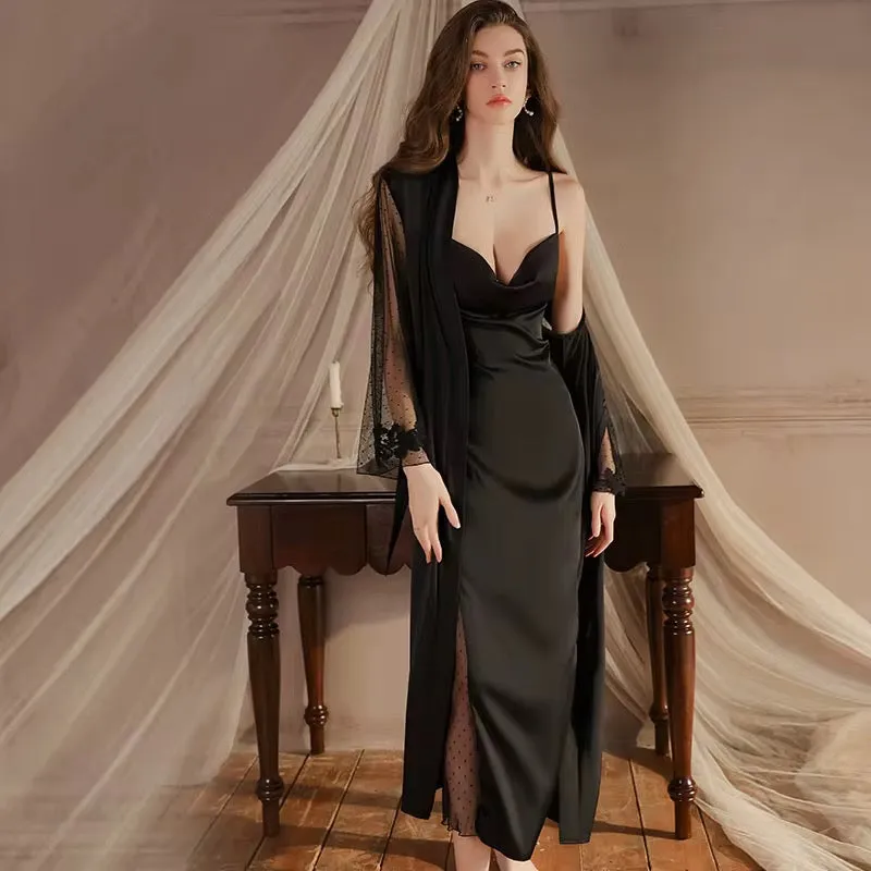 ثوب نوم طويل   long nightgown